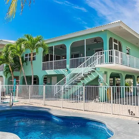 Reel Knotty - Waterfront Pool Home, 35' Dock, Tiki Huts